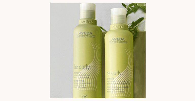 Schritt 1: Verwende das Be Curly Shampoo oder Co-Wash.
