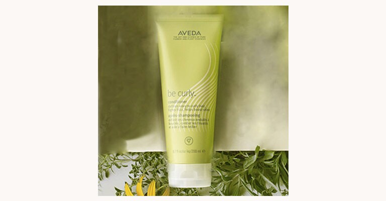 Schritt 2: Verwende den Be Curly Conditioner.