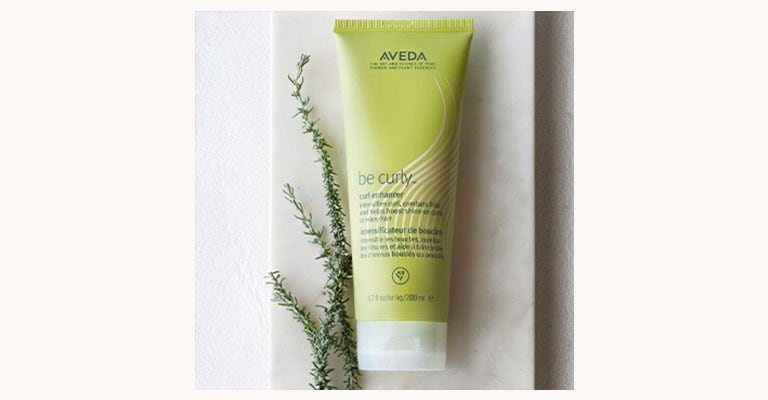 Schritt 3: Verwende den Be Curly Curl Enhancer.