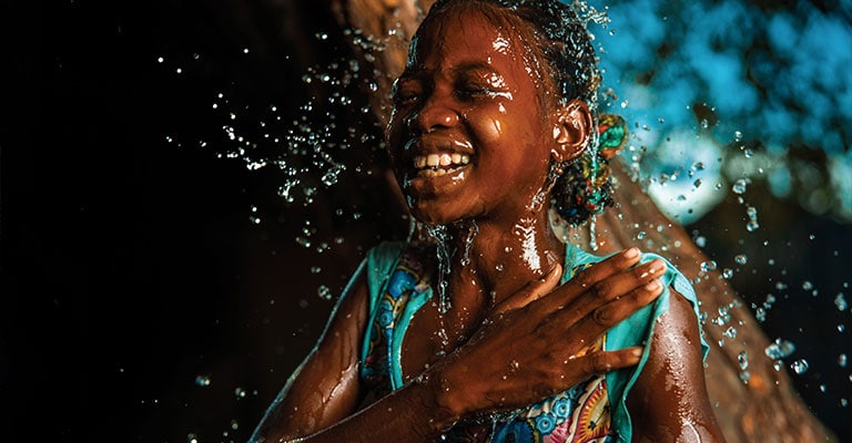 Schaue dir unser Video an und erfahre mehr über charity:water.