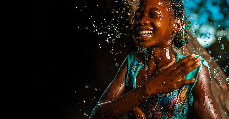 Mit Aveda unterstützt du gleichzeitig die Mission von charity: water für sauberes Wasser für alle.