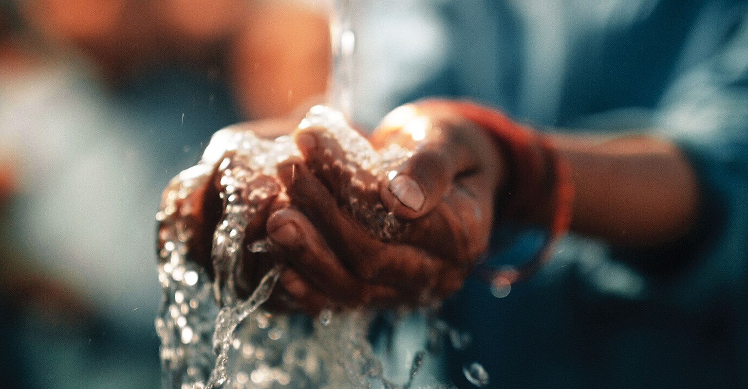 Erfahre mehr über Aveda Partnerschaft mit charity: water