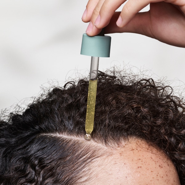Scalp Solutions Haarserum wirkt sichtbar Anzeichen der vorzeitigen Kopfhautalterung entgegen über Nacht.
