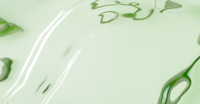 A vegan curl-strengthening peptide fortifies naturally fragile curly, coily and wavy hair types.