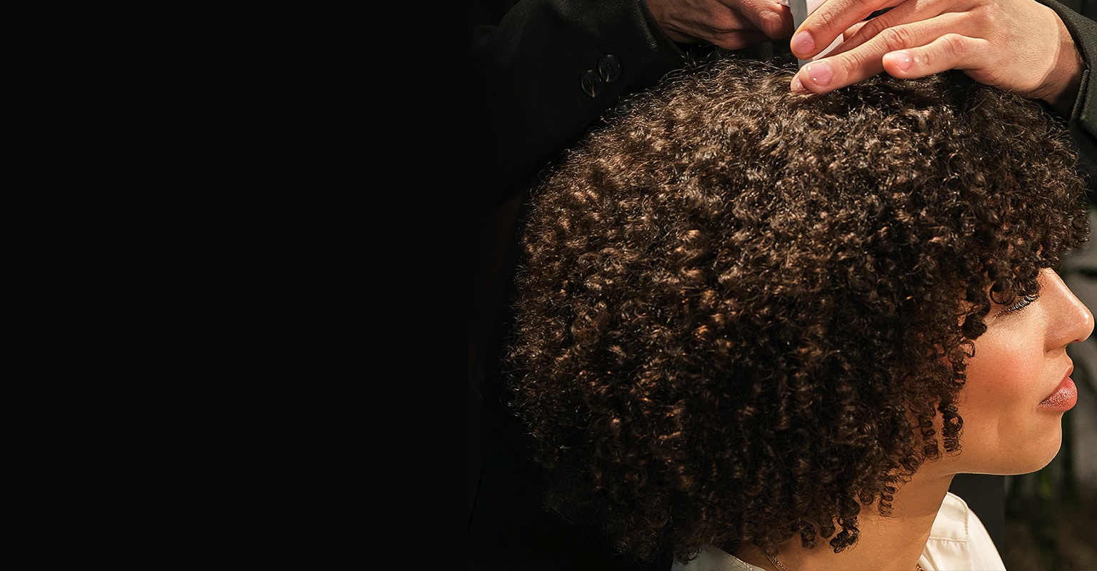 Vereinbare deinen kostenlosen professionellen Haar- und Kopfhaut-Check im Salon.